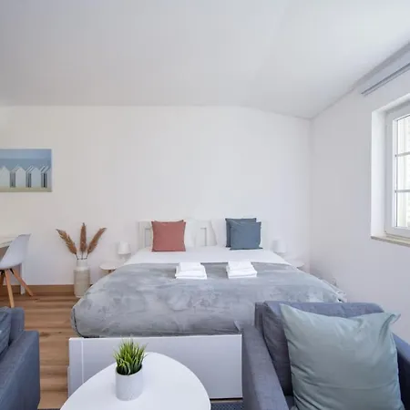 Cozy With Terrace - 800m From The Parede